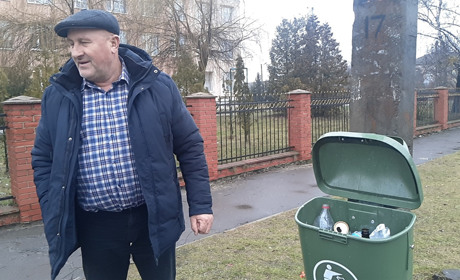 Європейські смітники у Володимирці побили вандали. Як громаді контролювати благоустрій?