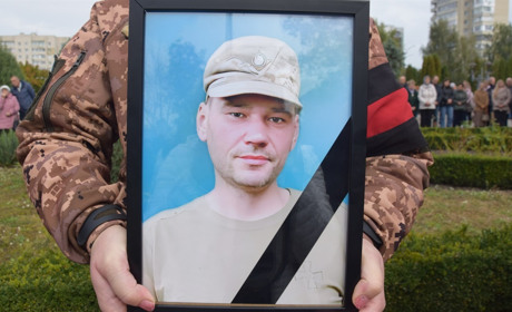 Осиротіло четверо дітей… Нетішин попрощався з Героєм Олександром Журавлем