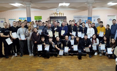 У Звягелі відбулася першість міста та обласний турнір із багатоповторного жиму до Дня ЗСУ