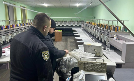 Слідчі оголосили підозру членам злочинної групи, які підробляли одяг відомих спортивних брендів