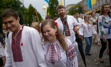 Звягелян закликають вбратися у четвер у вишиванки — у місті відбудеться хода у вишиванках