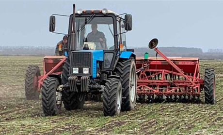 Троїцькі аграрії підживлюють озимі культури та готують площі під посів