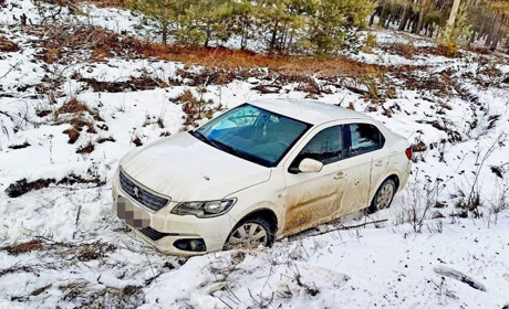 Поблизу Вараша легковик злетів у кювет
