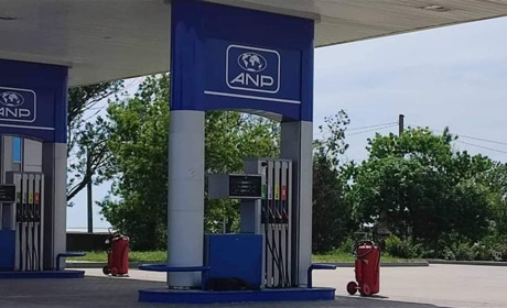 Паливо в Генічеську: ціни вказують і в гривнях, і в рублях