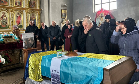 Загинув, прикриваючи побратимів: у Сарнах попрощались з воїном Олегом Магрелом