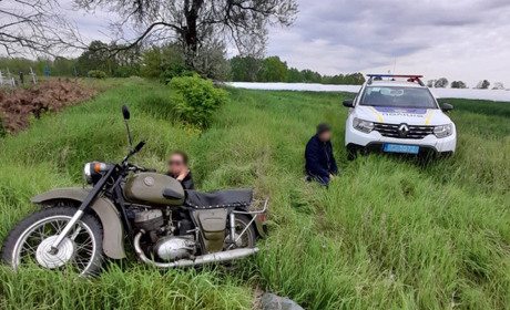 На Черкащині чоловік, утікаючи на мотоциклі від поліцейського, втрапив у канаву