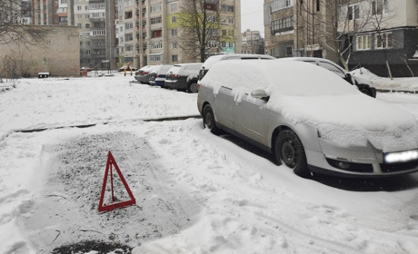 «Жабки» поза законом! Червоноградців зобов’язали познімати паркувальні бар’єри біля будинків
