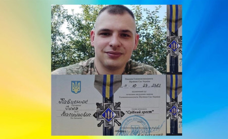 Військовослужбовця з Драчинець Іллю Кавценюка нагороджено нагрудним знаком "Срібний Хрест"