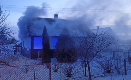 У селі на Сарненщині горів будинок: причину з’ясовують