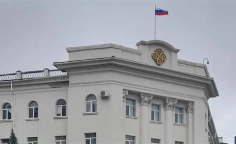 Рашисти вивісили російську ганчірку над будівлею Суворівської райради у Херсоні (відео)