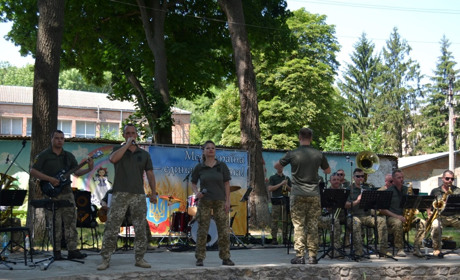 Підіймали бойовий дух: військові музиканти з Одеси гастролювали Уманщиною