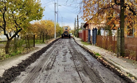 Ремонт доріг: жителі села на Сарненщині самотужки відновили дорожнє покриття