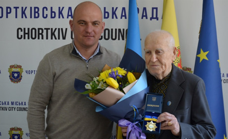 Відомий краєзнавець з Чорткова Юхим Макотерський у день 90-річчя отримав найвищу відзнаку громади
