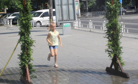 В Херсоні встановлюють охолоджуючі рамки, а спека вгамується під кінець тижня