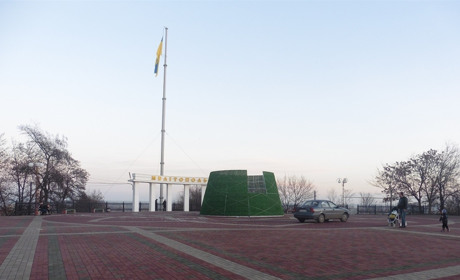 Не в лесу родилась елочка: на площади Победы идет монтаж главного праздничного дерева 