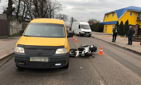 У Сарнах неповнолітній мотоцикліст «наздогнав» автомобіль