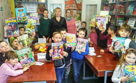 Школярі покровських шкіл відкривали з книгою Всесвіт