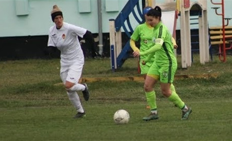 Приходьте на жіночий футбол