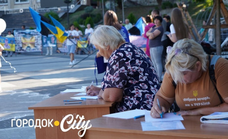 У Городку відкрили «Скриню листів надії»: першими листи опустили діти зниклих безвісти воїнів