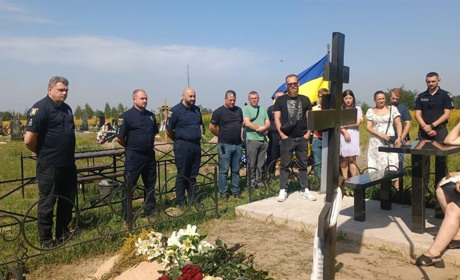 Поліцейські Шосткинського району вшанували пам’ять загиблого колеги Руслана Фараонова