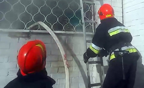 На Шепетівщині під час ліквідації пожежі врятували двох людей