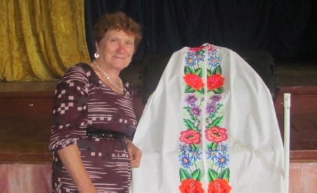 «Пісня і вишивка — мої ліки від журби»: майстриня з Глухівщини святкує 80-річний ювілей