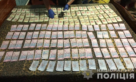 Поліція розповіла, скільки сотень тисяч в місяць заробляли наркоторговці, яких зловили у Скадовську