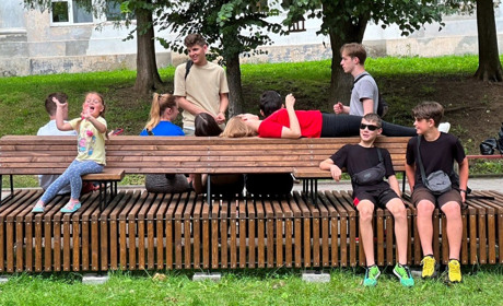 Для відпочинку та спілкування: у Дрогобичі встановили вуличні меблі у трьох громадських просторах
