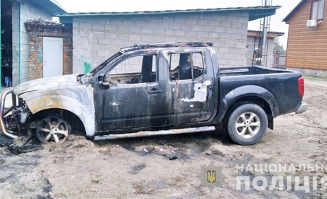 На Сарненщині спалили позашляховик представника компанії, що легально видобуває бурштин