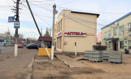 Демонтаж зупинок, тротуари, острів з плитки на дорозі: що насправді відбувається в центрі Біляївки