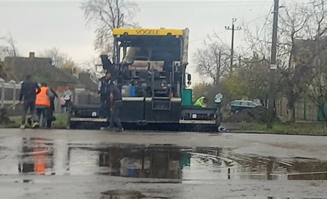 У Краснограді укладали асфальт в дощ: хто відповідатиме за пошкодження полотна