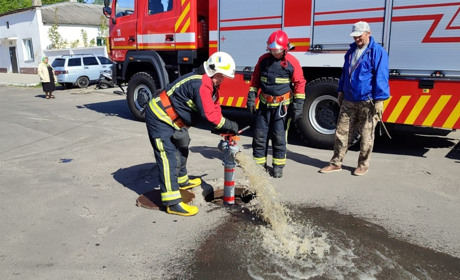 Якщо пожежа, то де брати воду? Стан гідрантів перевірили рятувальники у Володимирці