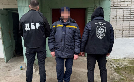 У Шостці викрили працівника ДСНС і його друга, які чекали на «руський мір» і поширювали пропаганду