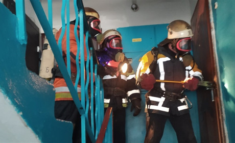 У Новограді рятувальники врятували від вогню жінку та 6-річну дитину