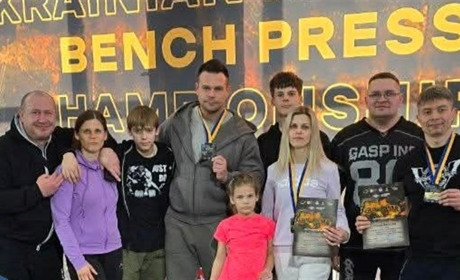 Родина Колосових із Нетішина – серед призерів Чемпіонату України з жиму лежачи