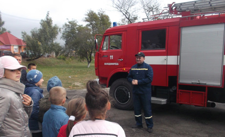 Володимирецькі рятувальники провели для учнів екскурсію пожежною частиною
