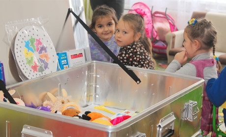 Розвиваючі ігри та ляльки для лялькотерапії. Городоцькі дошкільнята з інклюзією отримали подарунки