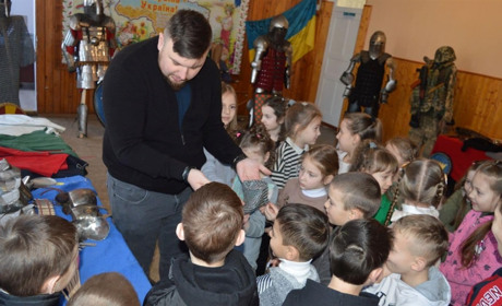 У Кіцманському ліцеї організовано виставку, присвячену військовій історії України