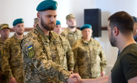 Четверо українських військових здобули нагороди за звитяги у Кринках