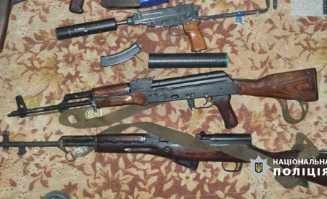 Зберігав вдома зброю та боєприпаси: поліція вилучила військовий арсенал у мешканця Громів