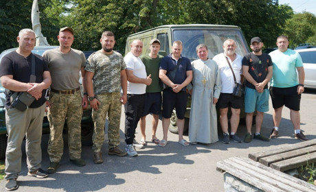 Авто на передову: спільний внесок родини з Лісоводів та волонтерів із Сатанова