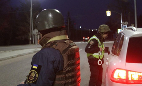 На Рівненщині поліцейські затримують порушників комендантської години