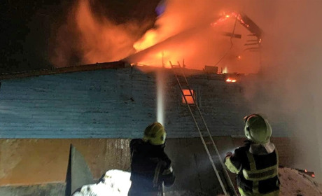 У селі Сошники вогнеборці врятували від вогню будинок