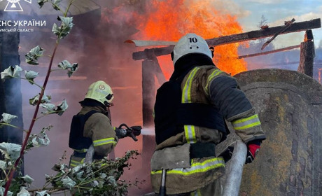 У селі на Глухівщині сталася масштабна пожежа. Горів дім та господарчі будівлі