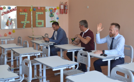 До Біляївки приїжджали народні депутати України. Подивилися на школу №2 та пообіцяли допомагати далі