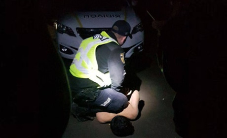 У Бориславі чоловік побив 6 автомобілів: його забрали у психіатричну лікарню