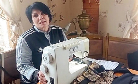 Кримчанка, яка нині живе в Кагарлику, шиє розвантажувальні жилети для наших воїнів