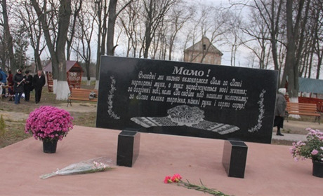 На місці, де колись стояв пам'ятник Леніну, встановили стелу матерям