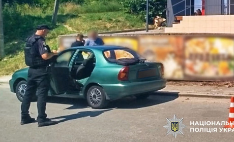 Під час перевірки документів у Городку чоловік напав на поліцейського