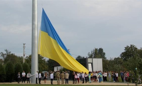 На обійсті Бандери в Старому Угринові урочисто підняли національний стяг на 50-метровому флагштоці